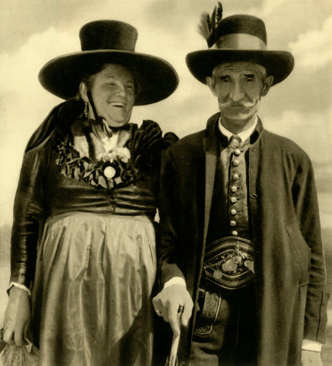 Paar in traditioneller Kleidung, Sankt Lambrecht, Steiermark, Österreich, um 1935 von Unbekannt