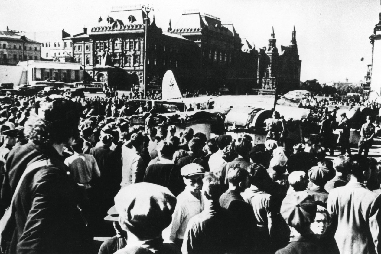 Menschenmengen um einen abgestürzten deutschen Bomber auf dem Sverdlov-Platz, Moskau, 1941 von Unbekannt