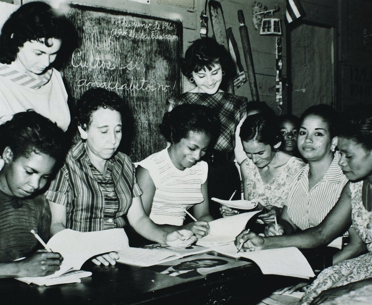 Kubarevolution: Frauen, die an den Bildungsprogrammen teilnehmen, die von Fidel Castros Alphabetisierungskampagne auf dem Land in den frühen 1960er Jahren eingerichtet wurden (s/w Foto) von Unbekannt