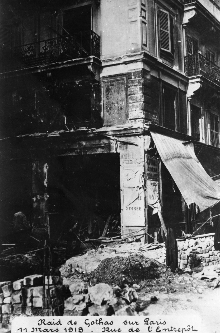 Schäden nach einem Angriff deutscher Gotha-Bomber, Paris, 11. März 1918 von Unbekannt
