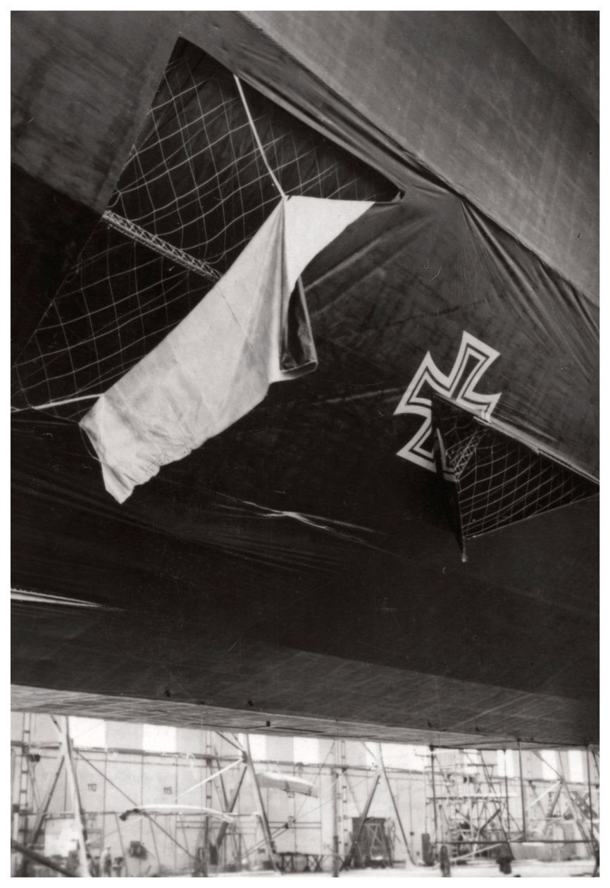 Beschädigtes deutsches Marine-Zeppelin-Luftschiff, Erster Weltkrieg, 1914-1918 von Unbekannt