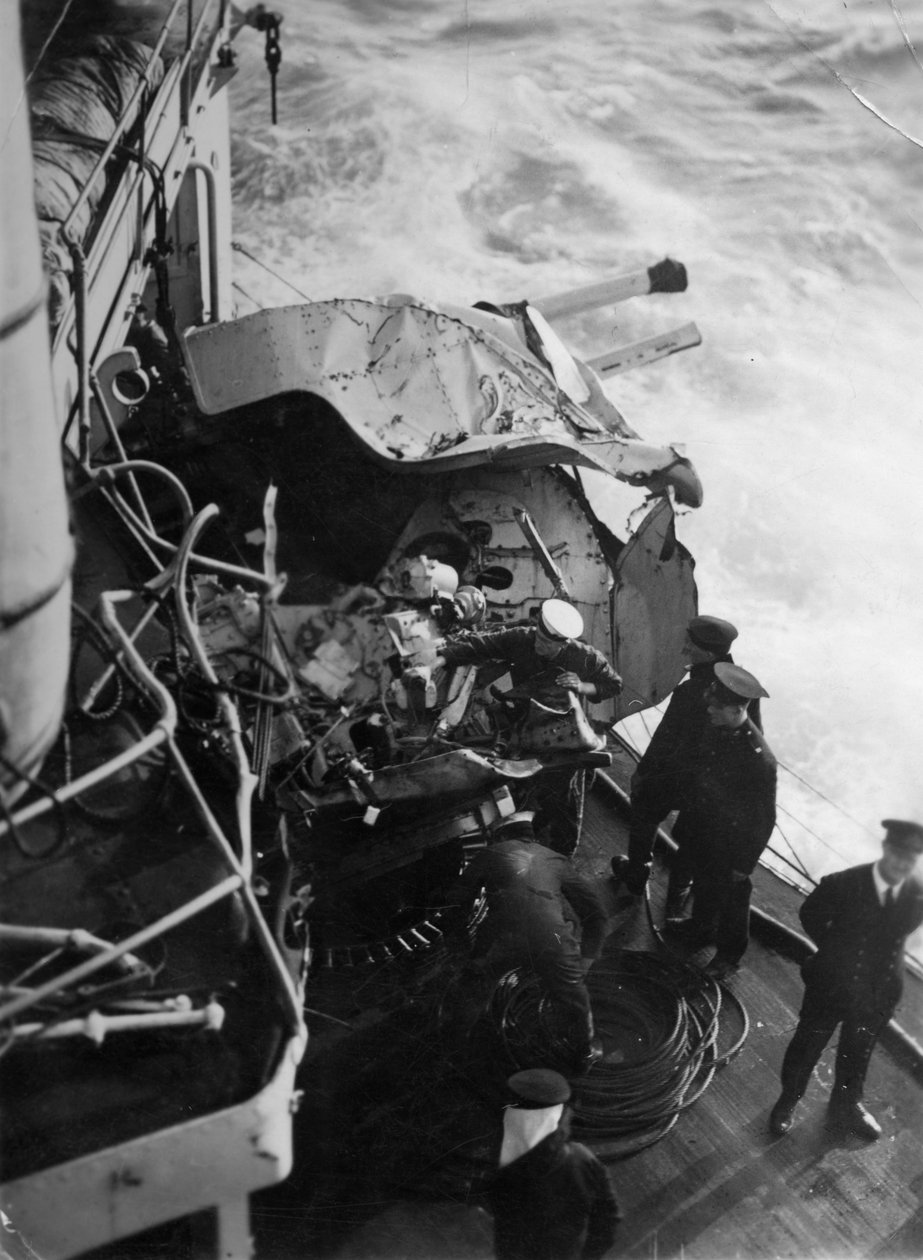 Beschädigte Flugabwehrkanone auf dem britischen Schlachtschiff HMS Malaya, vor der Küste Portugals, 1937 von Unbekannt