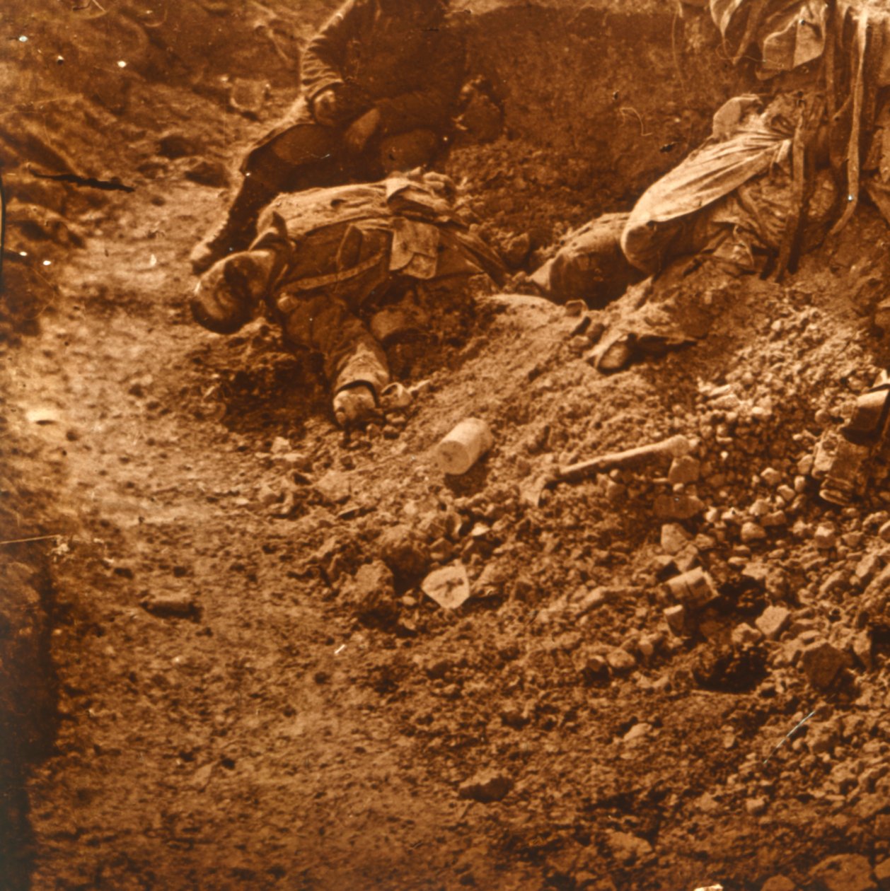 Leiche in den Schützengräben, Perthes, Nordfrankreich, um 1914-1918 von Unbekannt