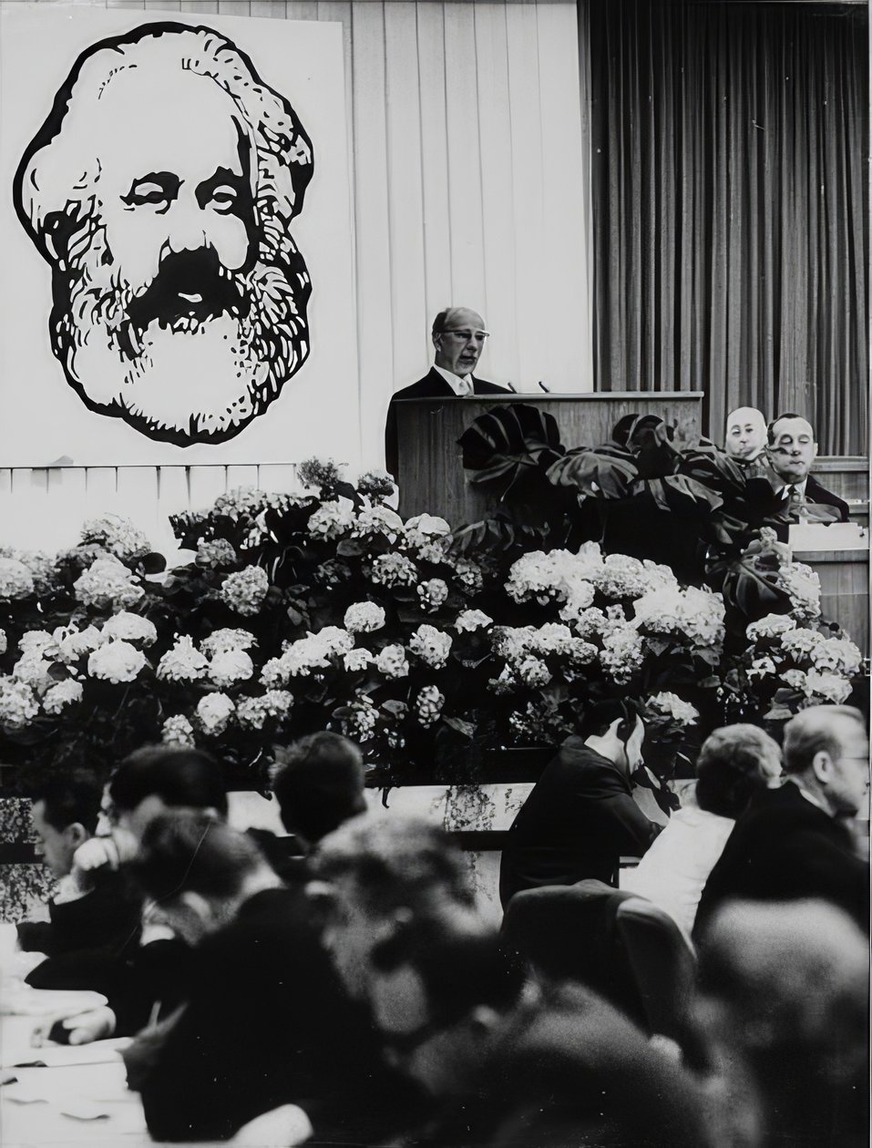 Der Vorsitzende des Staatsrates der Deutschen Demokratischen Republik Walter Ulbricht bei einer Tagung anlässlich des 150. Geburtstages von Karl Marx. Berliner Kongresshalle. 2. Mai 1968 von Unbekannt