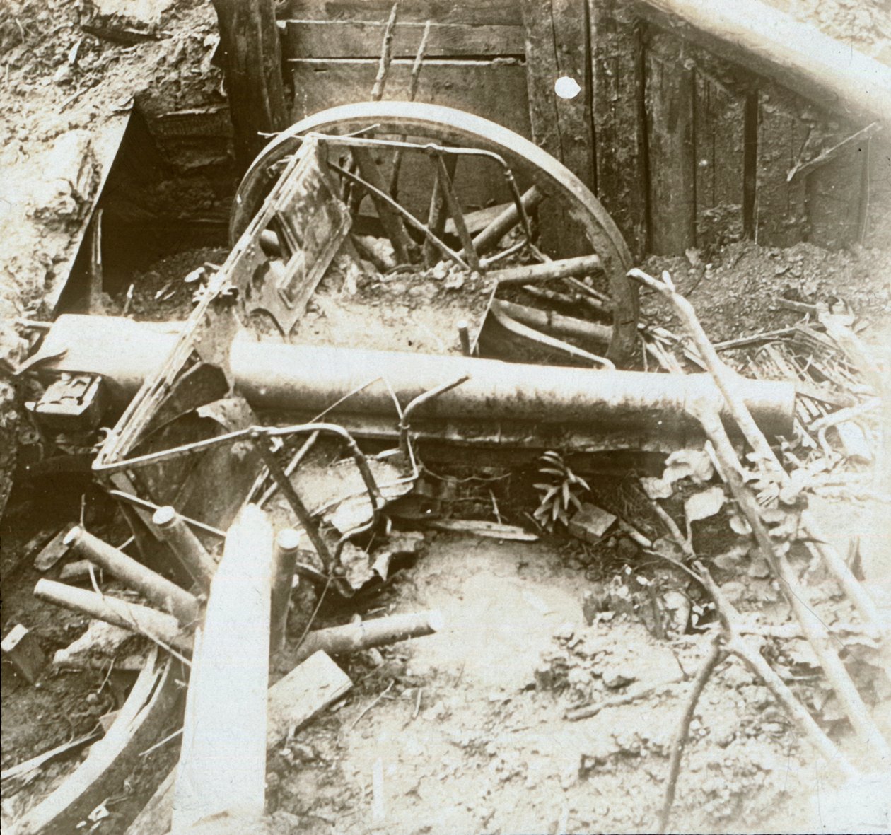 Zerstörte 7.7 Feldkanone, Yser, Belgien, ca. 1914-1918 von Unbekannt