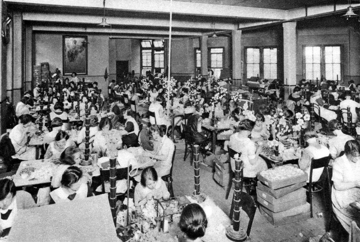 Behinderte Mädchen arbeiten in der Watercress and Flower Girls Christian Mission, London, 1926-1927 von Unbekannt