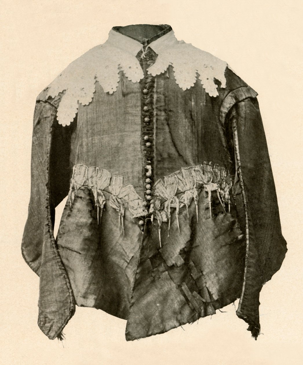 Wams aus schwarzer Seide mit Galonspitzen und silbernen Agraffen, 17. Jahrhundert, 1937 von Unbekannt