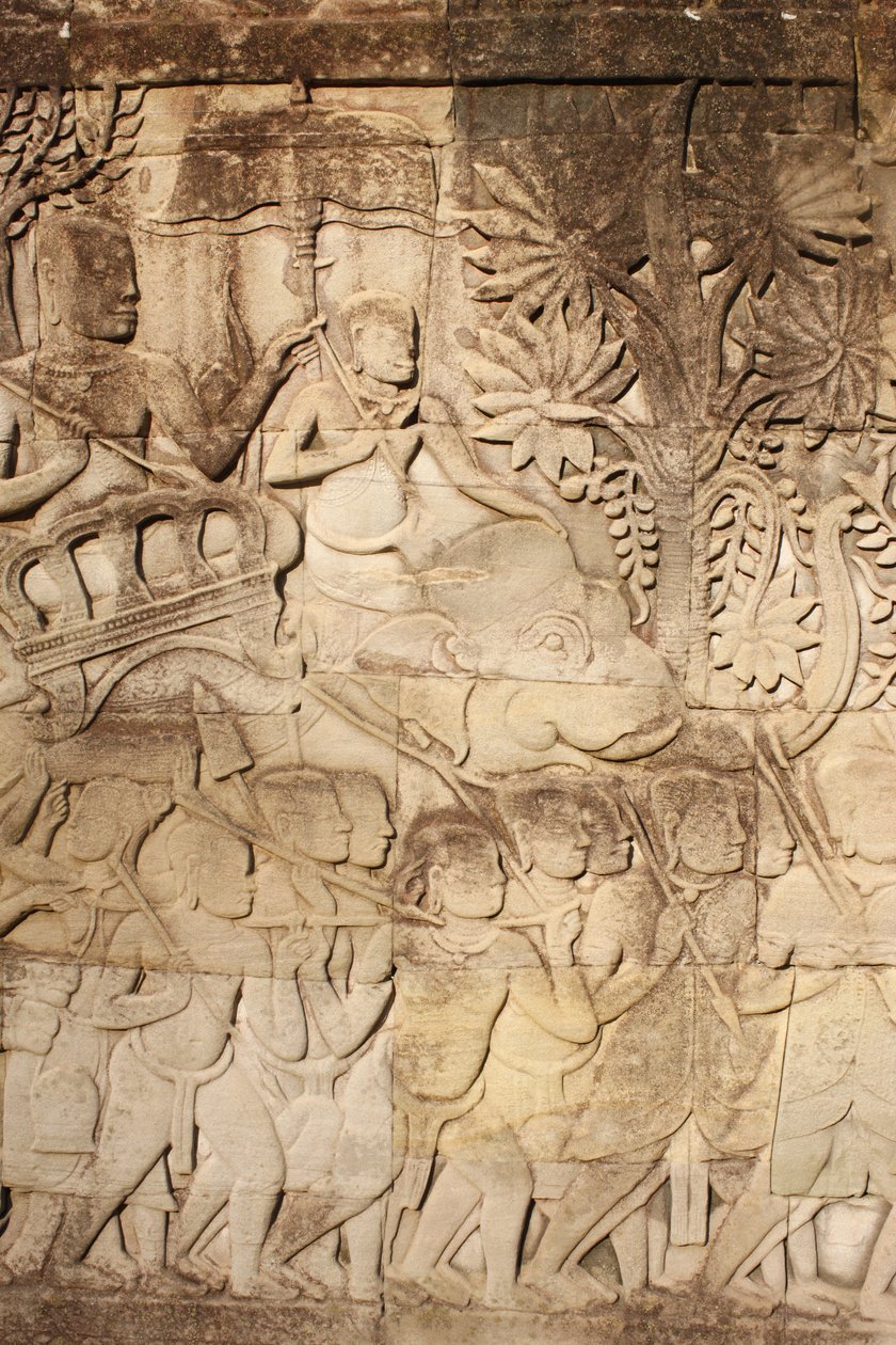 Elefanten und Krieger: Reliefskulptur in der östlichen Außengalerie im Bayon, Siem Reap, Kambodscha von Unbekannt