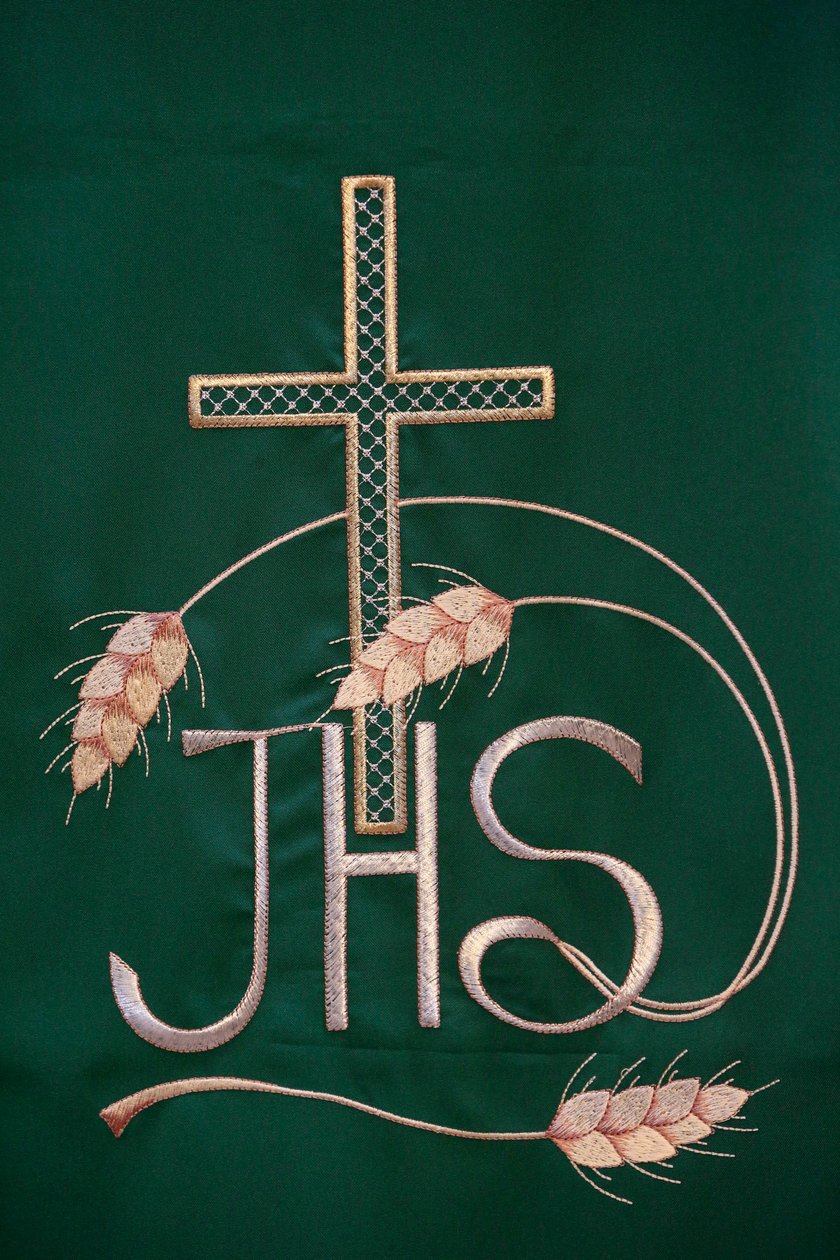 Stickerei in der Kirche Maria SS. Assunta: Jesus Christus Christogramm oder Monogramm, Galatone, Italien von Unbekannt