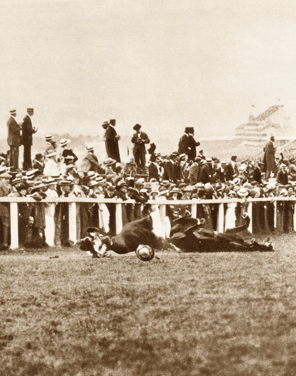 Emily Davison wirft sich vor das Pferd des Königs während des Derbys in Epsom, Surrey, 1913 von Unbekannt