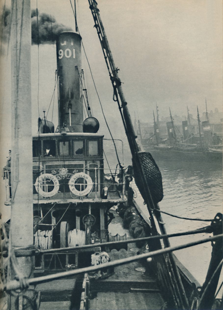 Einlaufen in die Docks von Grimsby am Ende einer Nordseereise, das Fischereifahrzeug Saurian, 1937 von Unbekannt