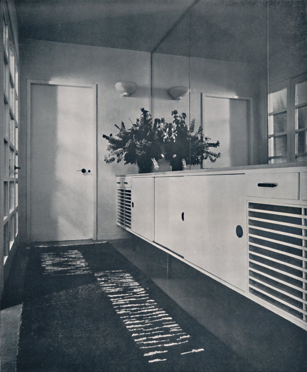 Eingangshalle in Shrubs Wood, Chalfont St. Giles, 1936 von Unbekannt