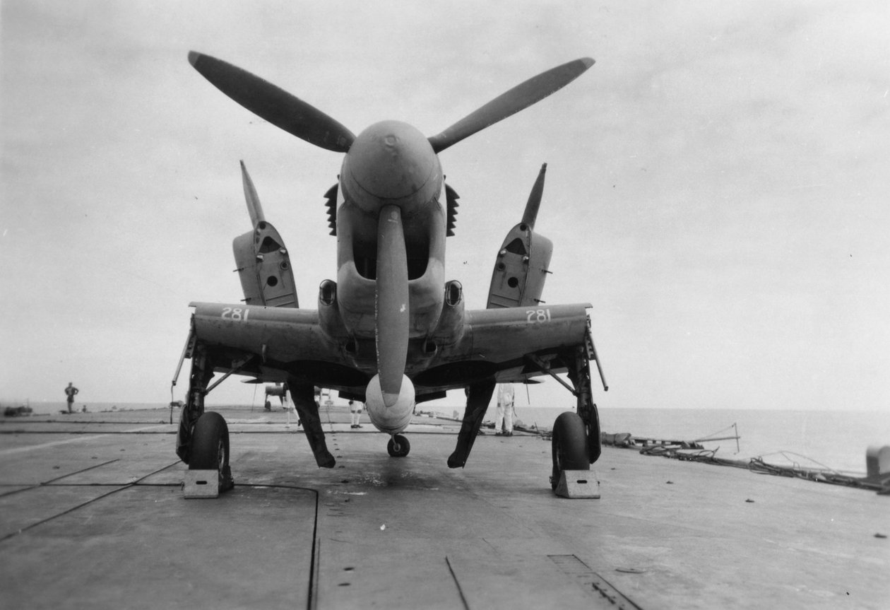 Fairey Firefly Flugzeug bereit zum Transport zum Hangarlift, HMS Venerable, 1945 von Unbekannt