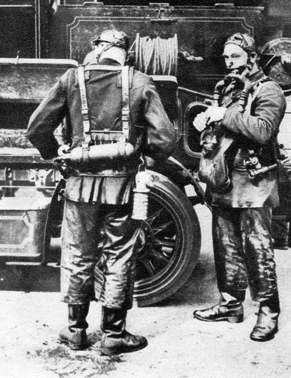 Feuerwehrleute mit Rauchhelmen, Farringdon Street Gummifabrik, London, 1926-1927 von Unbekannt