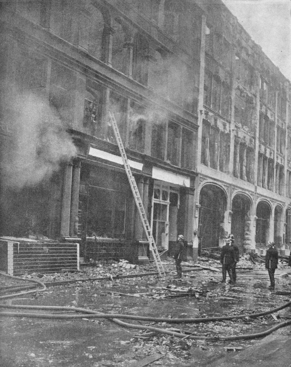 Feuerwehrmänner bekämpfen Stadtbrand, 1940 von Unbekannt