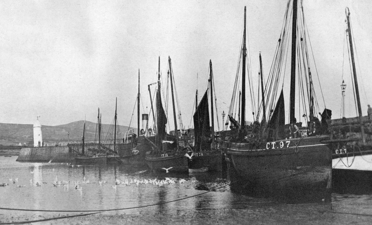 Fischerboote im Hafen von Port St Mary, Isle of Man, 1924-1926 von Unbekannt