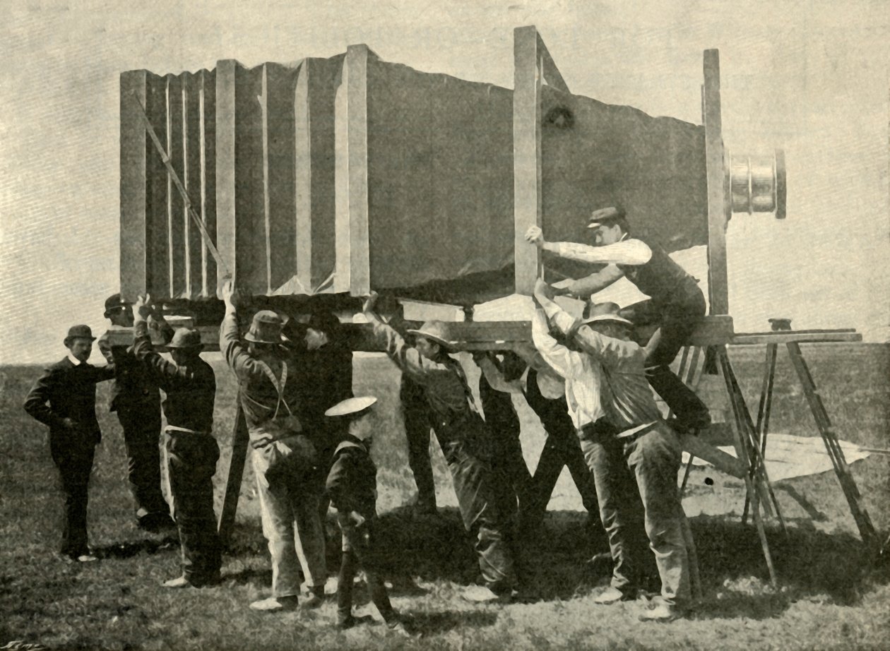 Fokussierung der gigantischen Kamera für die Arbeit, 1901 von Unbekannt
