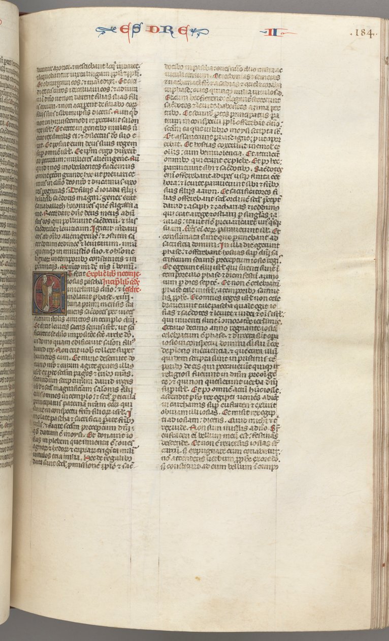Fol. 184r, Esra II, historiierte Initiale E, ein Priester, der einen Altar räuchert von Unbekannt
