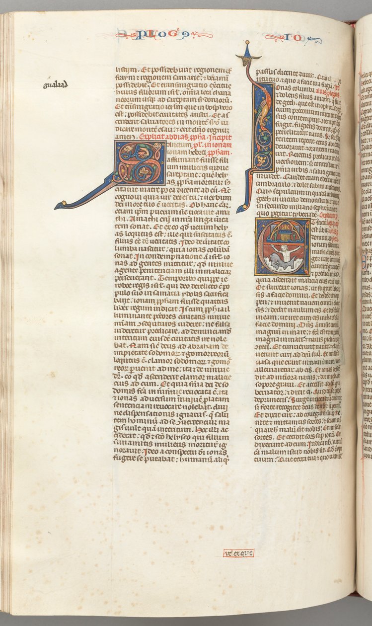 Fol. 357v, Jona, historiierte Initiale E, Jona wird vom Wal verschlungen, eine ummauerte Stadt darüber von Unbekannt