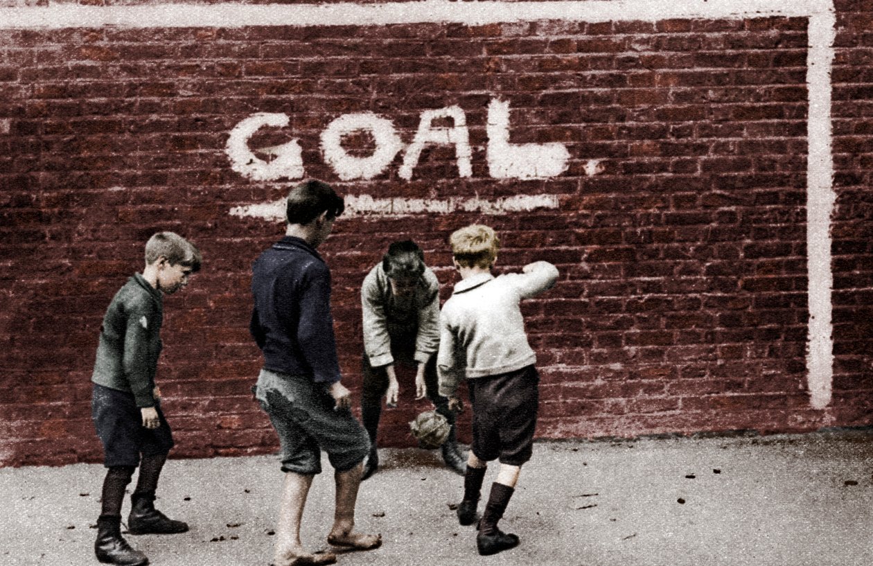 Fußball im East End, London, 1926-1927 von Unbekannt