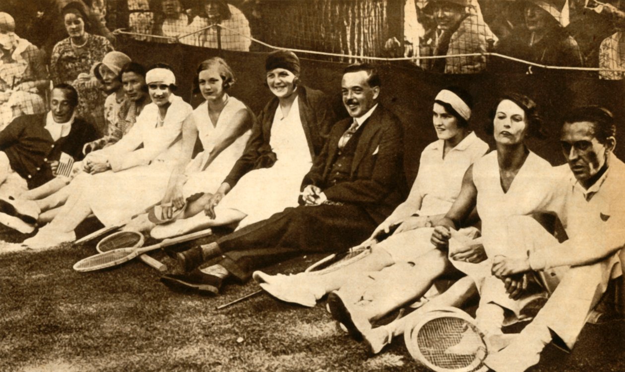 Ehemaliger König Manuel II. von Portugal mit Tennisspielern, Großbritannien, 1930, 1933 von Unbekannt