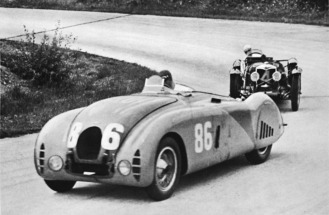 Großer Preis von Frankreich, 1936: Ein neuer stromlinienförmiger Bugatti, gefolgt von einem Riley, 1936, 1937 von Unbekannt