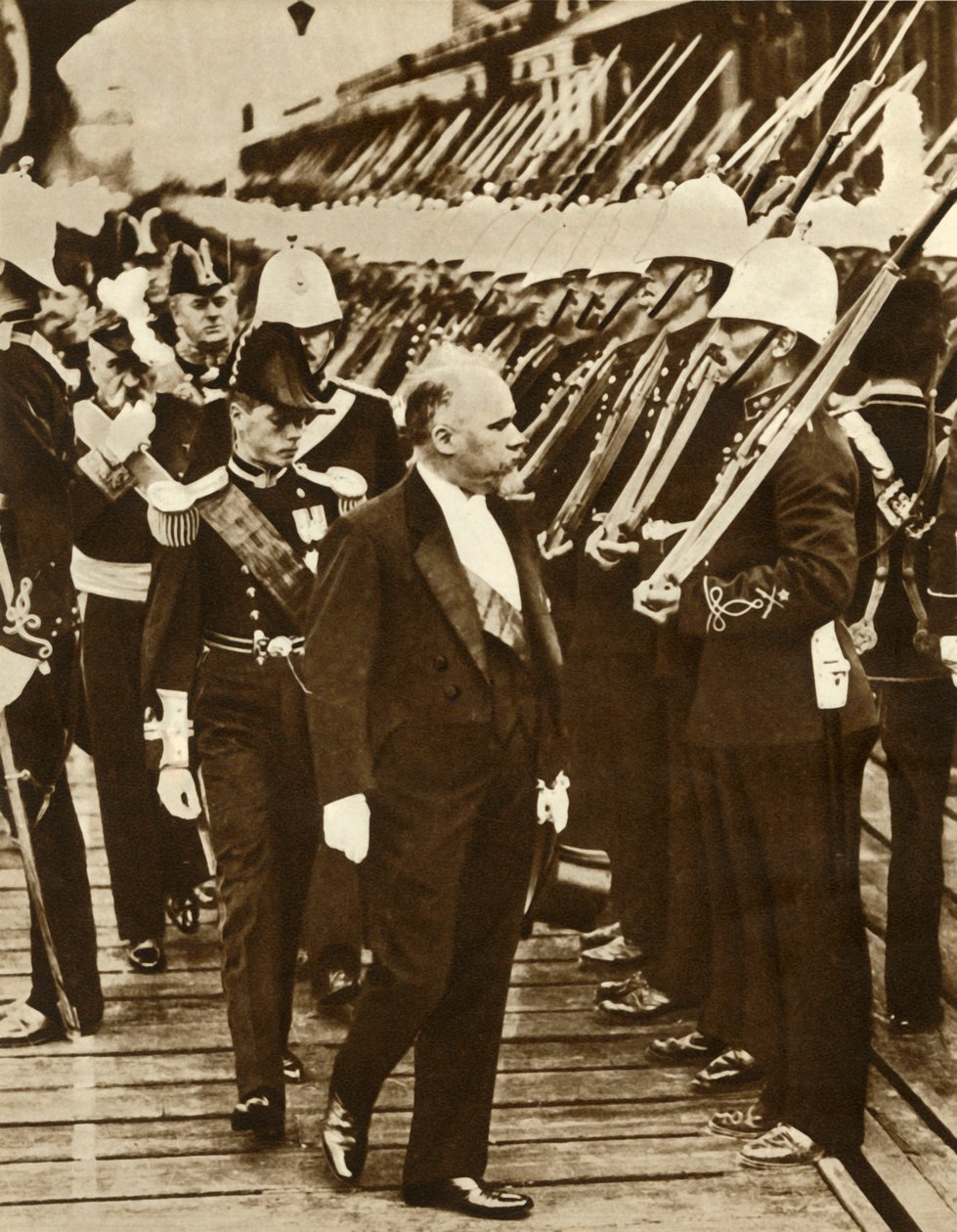 Französischer Präsident Raymond Poincaré mit Edward, Prinz von Wales, in Portsmouth, Juni 1913, 1935 von Unbekannt