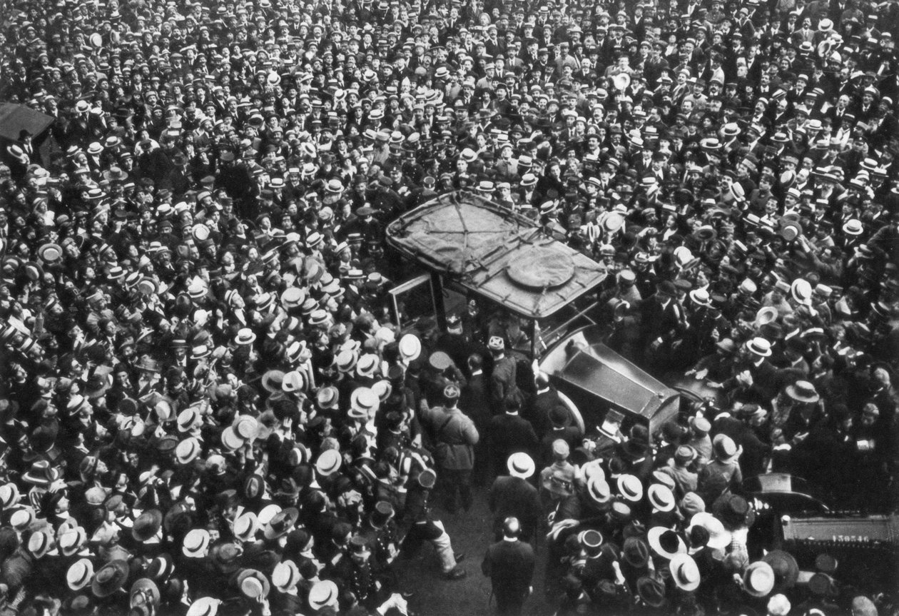 Französische Menschenmengen jubeln Pershing und Joffre zu, Hotel Crillon, Paris, Erster Weltkrieg, 1917 von Unbekannt