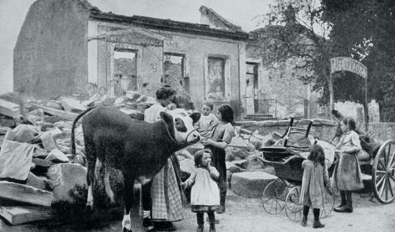 Französische Flüchtlinge kehren in ihr verlassenes Dorf zurück, Artois, Erster Weltkrieg, 1915 von Unbekannt