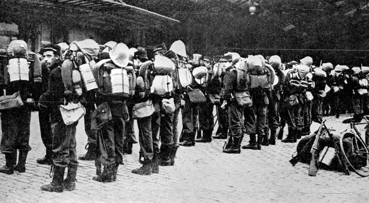 Französische Soldaten an einem Bahnhof, Paris, Erster Weltkrieg, 1914 von Unbekannt