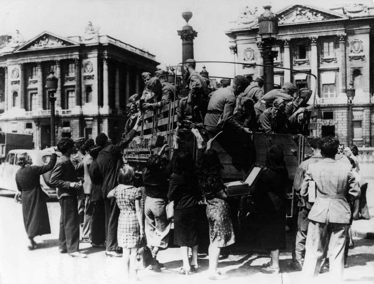 Französische Straßenverkäufer bieten Souvenirs einem Lastwagen voller deutscher Soldaten an, Paris, 27. Juli 1940 von Unbekannt