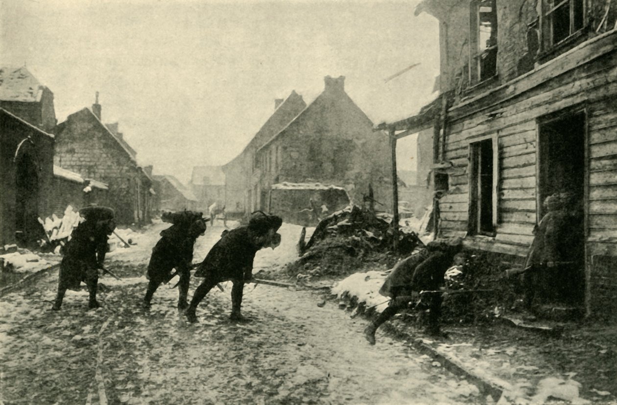 Französische Truppen überqueren eine Dorfstraße unter deutschem Beschuss, Erster Weltkrieg, 1914-1915, ca. 1920 von Unbekannt