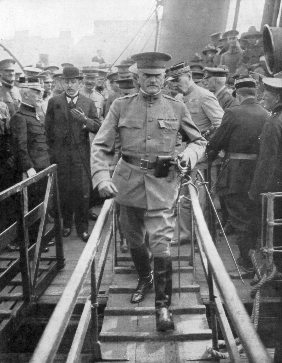 General John Joseph Black Jack Pershing bei seiner Ankunft in Boulogne, Juni 1917, 1926 von Unbekannt