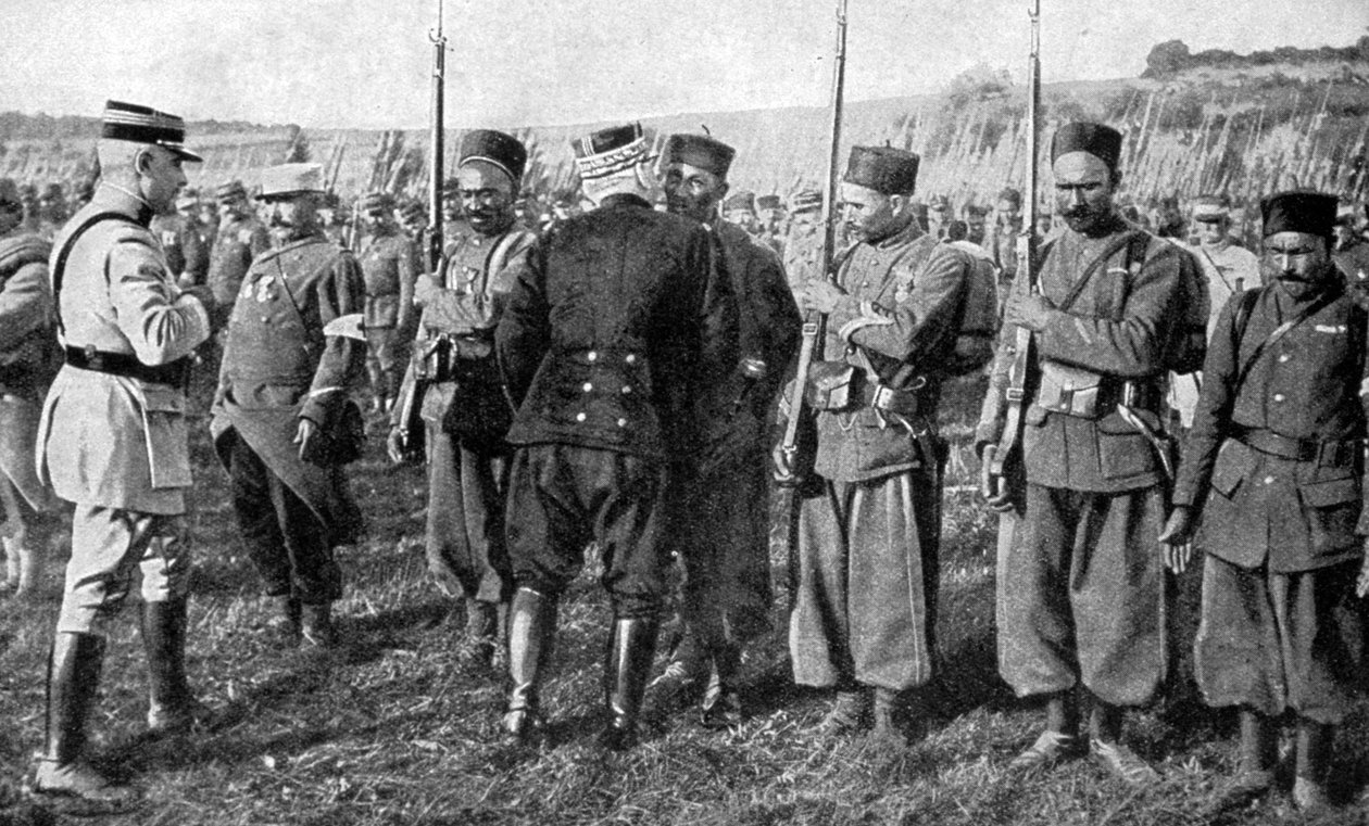 General Joseph Joffre verteilt Medaillen, Elsass, Frankreich, 1915 von Unbekannt