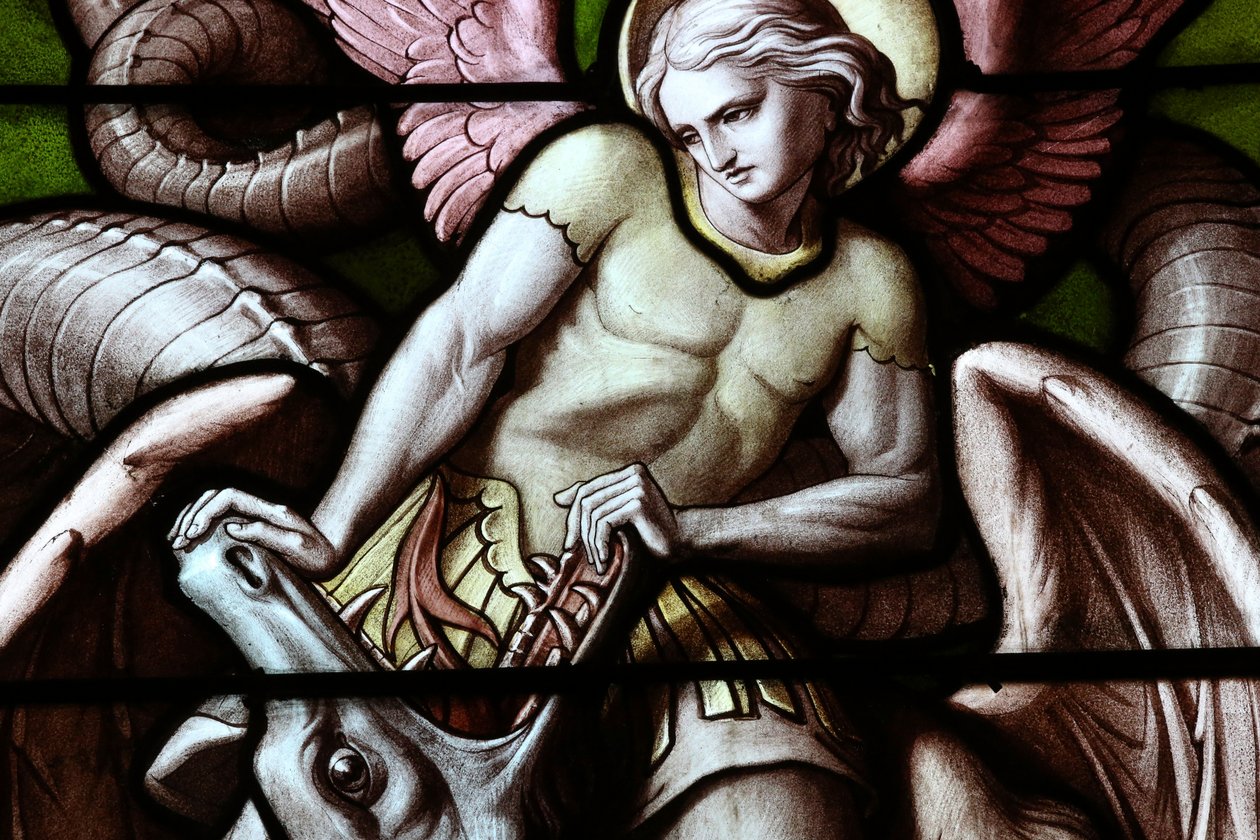 Genf, Genf, Schweiz, 5.7.2015 - Basilika Notre-Dame von Genf. Glasfenster. Engel kämpft gegen Satan als Drache. von Unbekannt