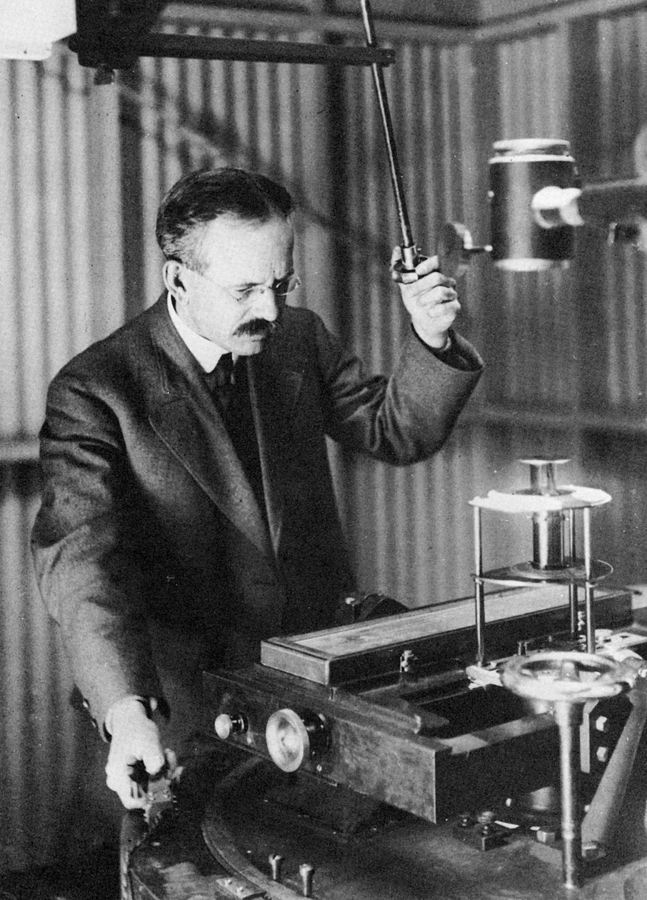 George Ellery Hale 1868-1938, amerikanischer Astronom, beobachtet Sonnenflecken, 1907 von Unbekannt