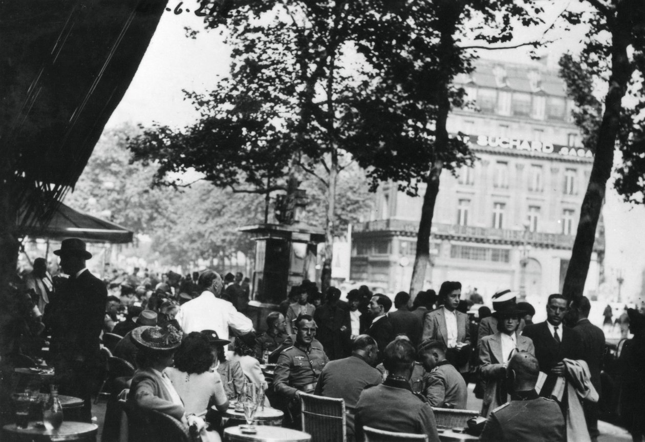 Deutsche Offiziere entspannen sich vor dem Café de la Paix, Paris, Juni 1940 von Unbekannt