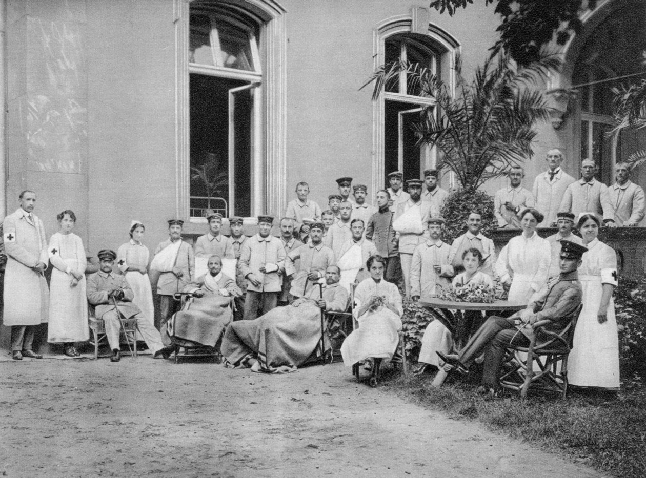 Deutsche Krankenschwestern und Patienten, Frankfurt am Main, Deutschland, Erster Weltkrieg, 1915 von Unbekannt