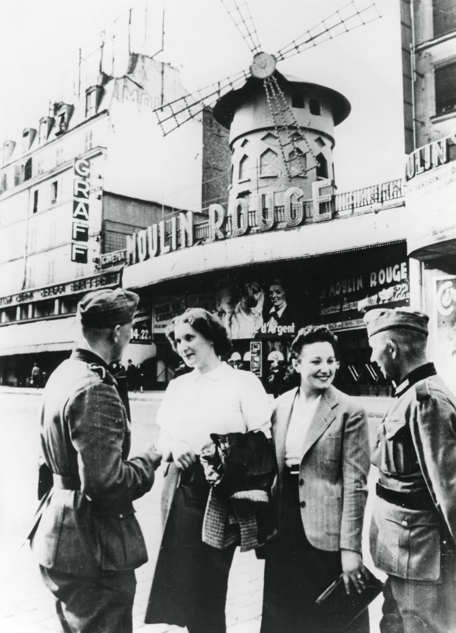 Deutsche Soldaten unterhalten sich mit französischen Frauen vor dem Moulin Rouge, besetztes Paris, Juni 1940 von Unbekannt
