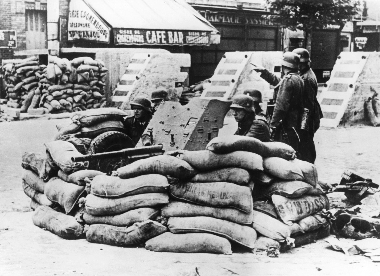 Deutsche Soldaten mit erbeuteter französischer Barrikade, nahe Paris, Juni 1940 von Unbekannt