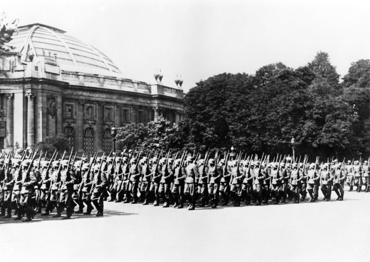 Deutsche Truppen paradieren vor dem deutschen Kommandanten von Paris, 8. Juli 1941 von Unbekannt