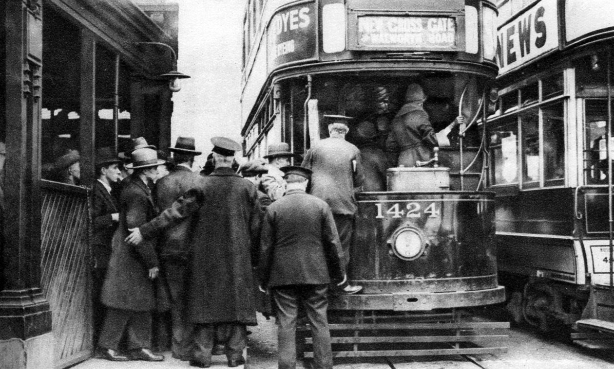 Einsteigen in eine Straßenbahn bei Blackfriars, London, 1926-1927 von Unbekannt