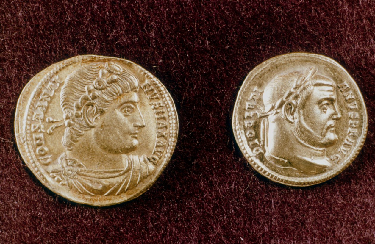 Goldmünzen mit den Köpfen der römischen Kaiser Konstantin der Große und Diokletian, 4. Jahrhundert von Unbekannt