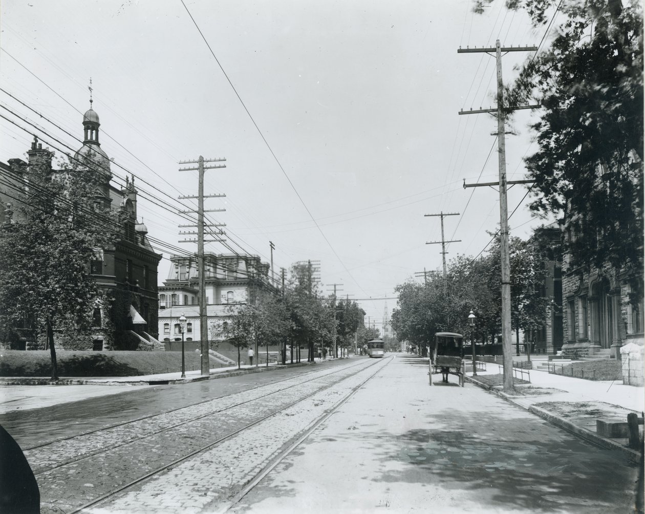 Grand Avenue nach Norden von der Washington Avenue. Dritte Baptistenkirche rechts. Universitätsclub links, ehemals Residenz von George W. Allen. von Unbekannt