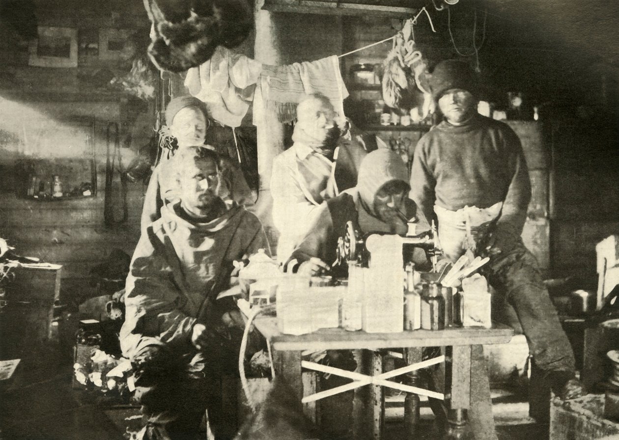Gruppe in der Hütte im Sommer: Joyce an der Nähmaschine, 1908, 1909 von Unbekannt