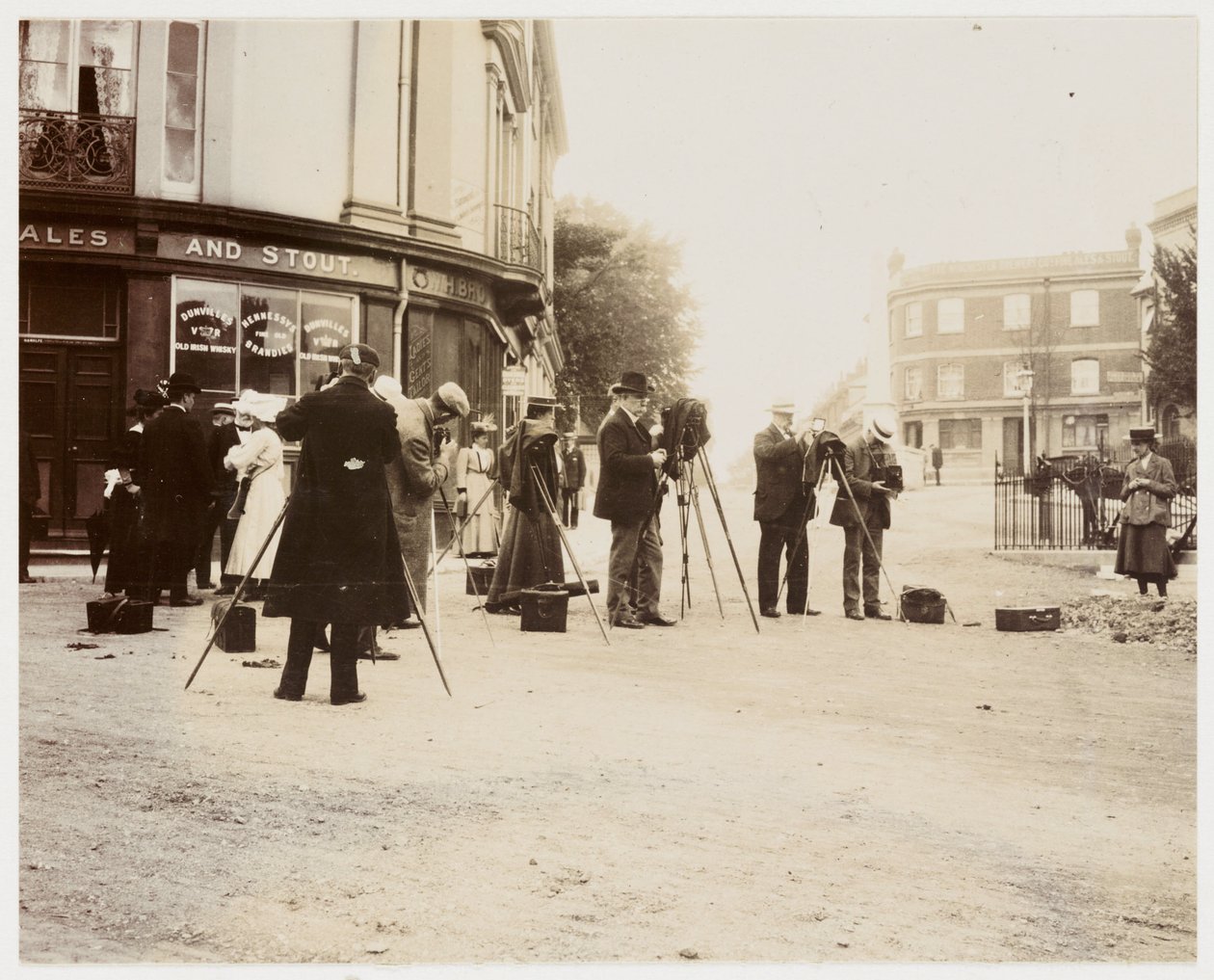 Gruppe von Fotografen, die auf der Straße fotografieren von Unbekannt