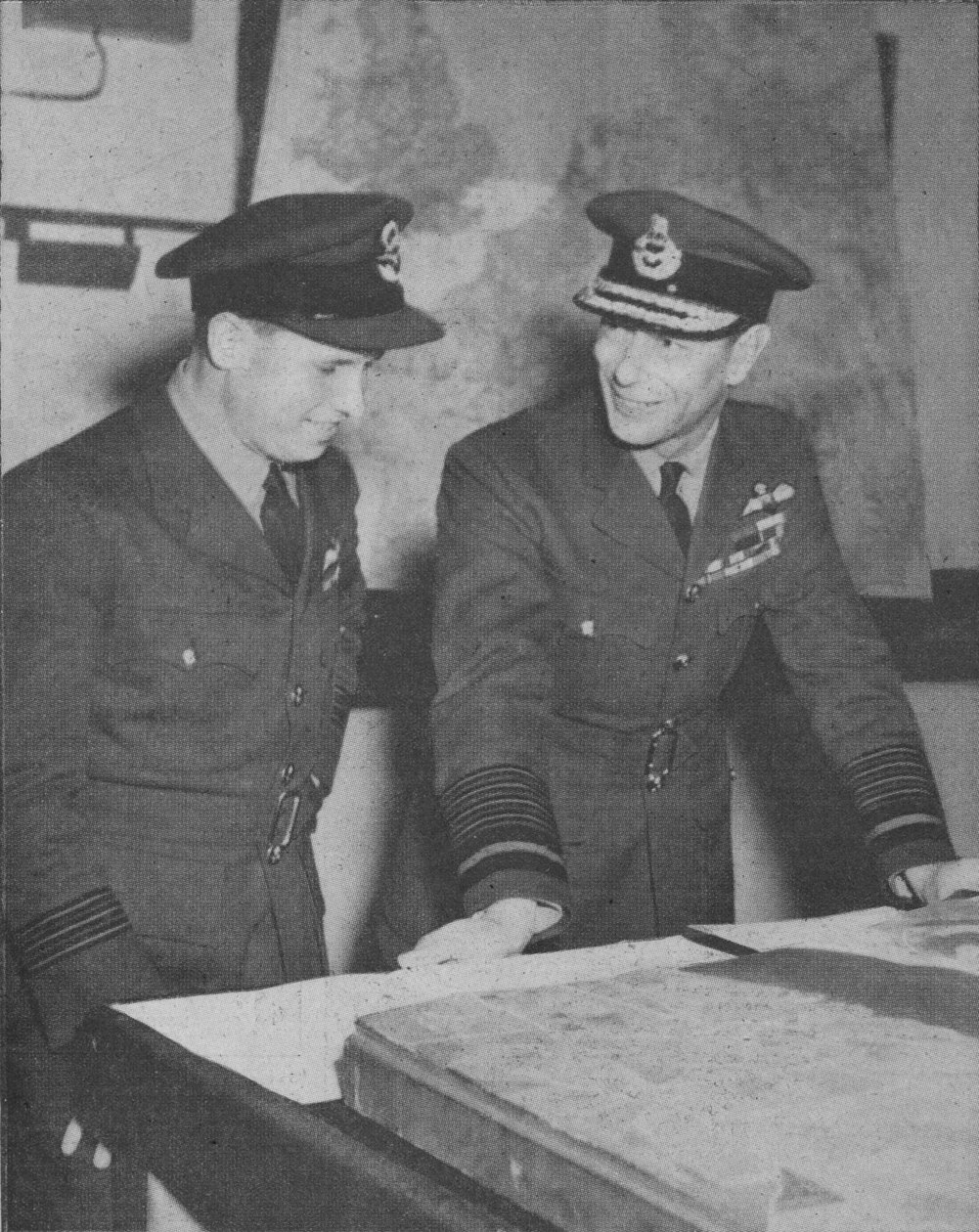 Seine Majestät der König erfährt Details des RAF-Angriffs auf die Ruhrdämme am 17. Mai 1943, 1943-44 von Unbekannt