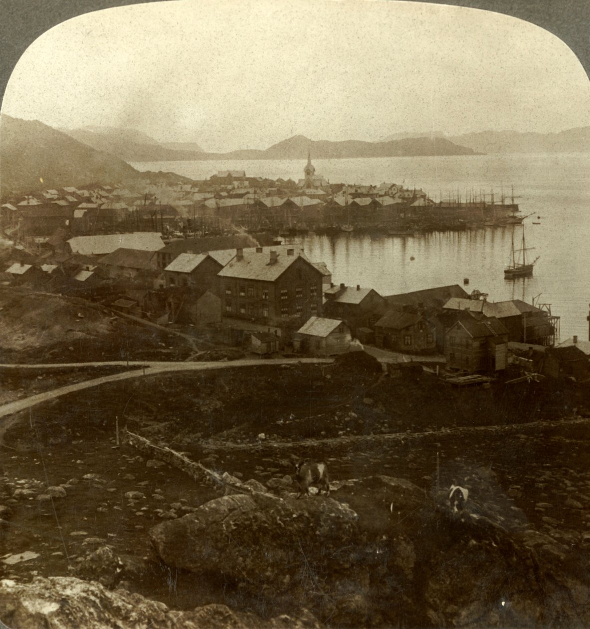 Hammerfest. Die nördlichste Stadt der Welt - kein Sonnenuntergang vom 13. Mai bis 29. Juli, Norwegen, ca. 1905 von Unbekannt