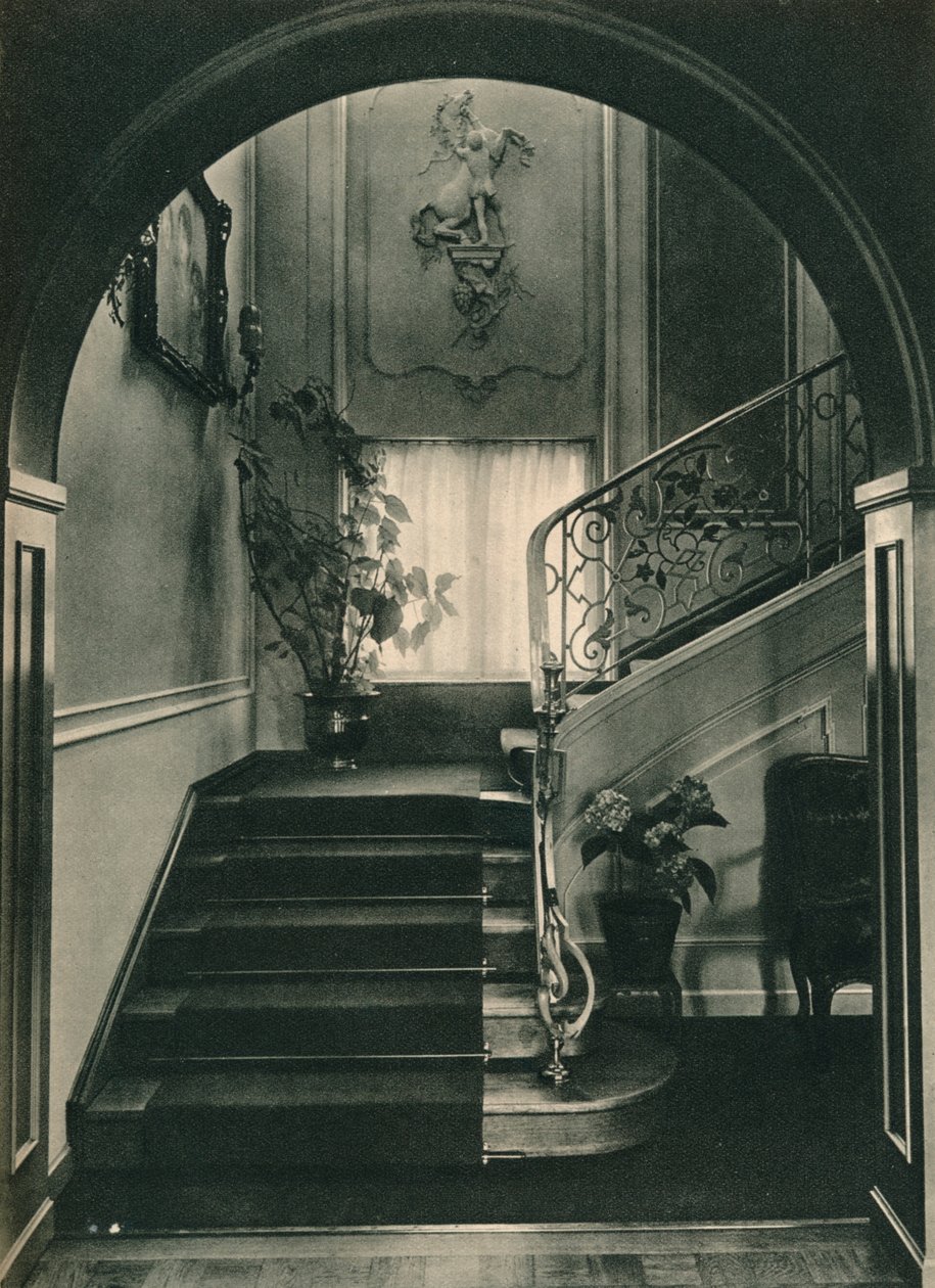 Haus H., Dresden: Die Treppe. Entworfen von Professor E. Haiger, ausgeführt von der Vereinigten Werkstätten von Unbekannt
