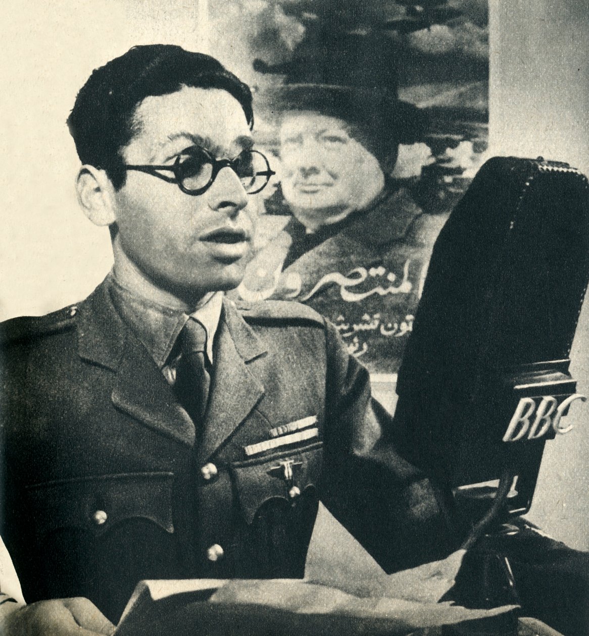 Er liest die Nachrichten auf Marokkanisch-Arabisch. Ein Mitglied der Freien Französischen Armee, 1942. von Unbekannt
